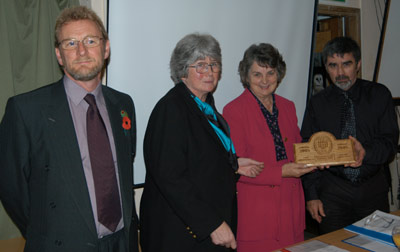 Rhiannon Scott a Wyn Jones o Balchder Bro Llangadog yn derbyn eu gwobr oddiwrth Cynghorwr Margaret Morris, Cadair Awdurdod Parc Cenedlaethol Bannau Brycheiniog gyda Chris Gledhill, Prif Weithredwr Awdurdod Parc Cenedlaethol Bannau Brycheiniog ar y chwith